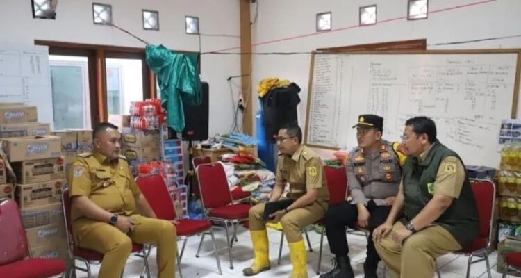 Bupati Bogor, Rudi Susmaanto saat meninjau banjir di Bojong Kulur, Gunung Putri Bogor, sumber: ig @kabupaten.bogor