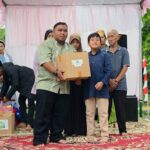 Ketua IJTI Bogor Raya, Nikko Zulfikar saat membagikan sembako kepada warga, (Foto IJTI)