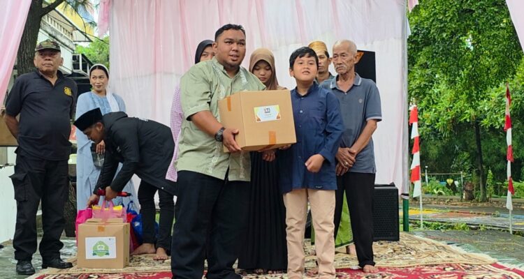 Ketua IJTI Bogor Raya, Nikko Zulfikar saat membagikan sembako kepada warga, (Foto IJTI)