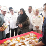 Ketua DPRD Kabupaten Bogor Sastra Winara saat meninjau bazzar yang dilakukan oleh Kadin