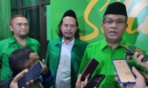 Ketua DPC PPP Kota Bogor, Zaenul Mutaqin (ZM) bersama Ahmad Aswandi dan Akhmad Saeful Bakhri (Foto, Dokumentasi DPC PPP Kota Bogor) Ketua DPC PPP Kota Bogor, Zaenul Mutaqin (ZM) bersama Ahmad Aswandi dan Akhmad Saeful Bakhri (Foto, Dokumentasi DPC PPP Kota Bogor)