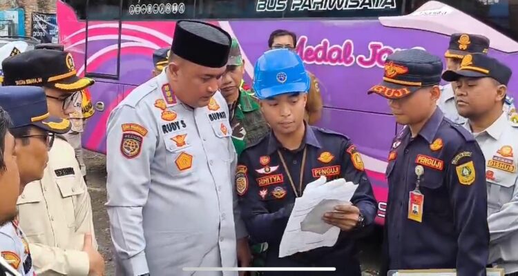 Bupati Bogor, Rudy Susmanto mengecek arus mudik lebaran (Foto, Echa Nur Maulida)