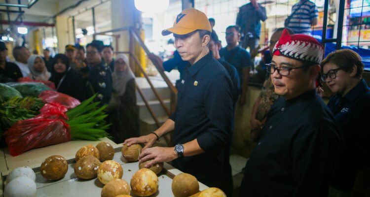 Wali Kota Bogor Dedie Rachim melakukan inspeksi mendadak (sidak) ke Pasar Jambu Dua pada Kamis (27/3/2025)