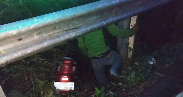 Sepeda motor yang masuk ke jurang karena di Bogor