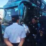 Pemerikasaan bus di jalur puncak Bogor