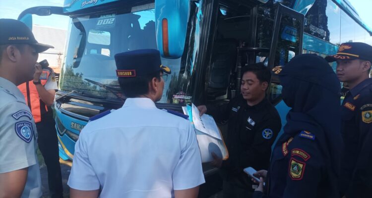 Pemerikasaan bus di jalur puncak Bogor