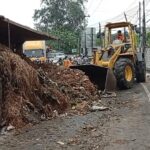 Truk sampah terguling (Istimewa)