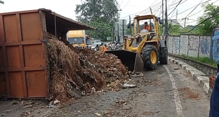 Truk sampah terguling (Istimewa)