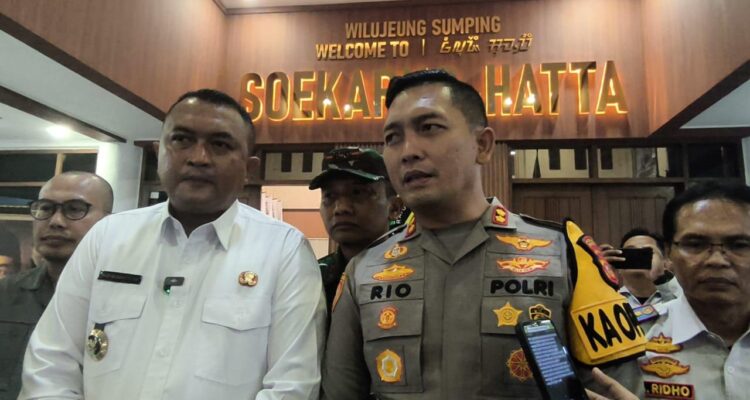 Bupati Bogor, Rudy Susmato bersama Kapolres Bogor AKBP Rio saat diwawancara soal pungli angkot di Cisarua Bogor