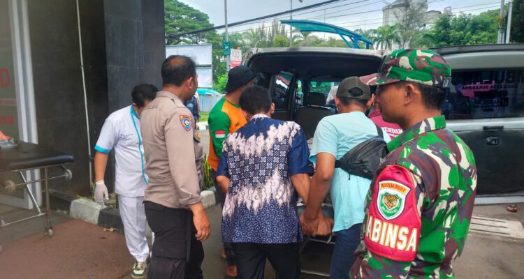 Evakuasi mahasiswi yang tewas tertimpa longsor