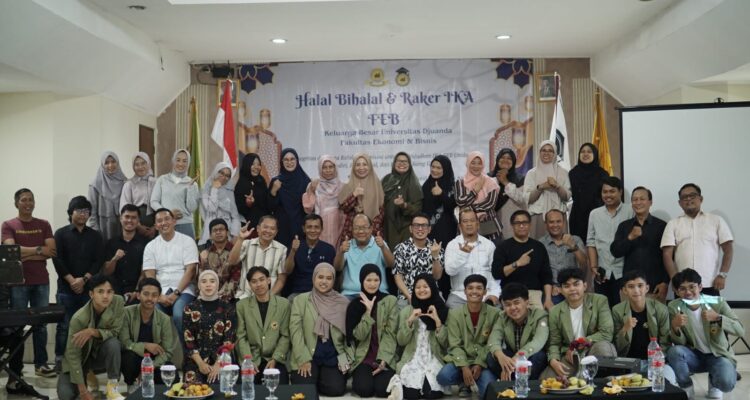 Ikatan Alumni Fakultas Ekonomi dan Bisnis (IKA FEB) Universitas Djuanda mengadakan kegiatan Halal Bihalal sekaligus Rapat Kerja (Raker) pada Sabtu, 19 April 2025.