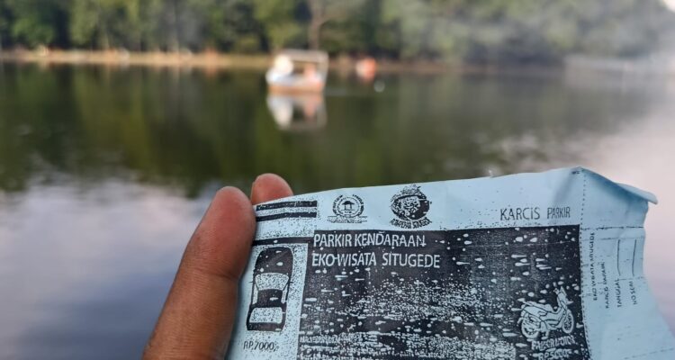 Parkir di tempat wisata situ gede mencampai 7 rebu