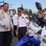 Bupati Bogor, Rudy Susmanto bersama Kadishub, Agus Rido mengecek motor baru