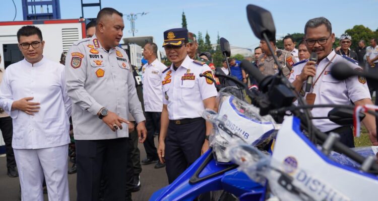 Bupati Bogor, Rudy Susmanto bersama Kadishub, Agus Rido mengecek motor baru