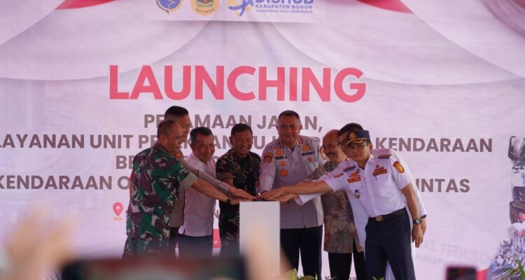 Bupati Bogor, Rudy Susmanto saat meresmikan jalan di area Pakansari Cibinong Bogor