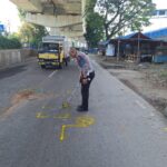 Polisi olah tkp kecelakaan di Jalan Sholeh Iskandar Kota Bogor yang menewaskan satu pengendara