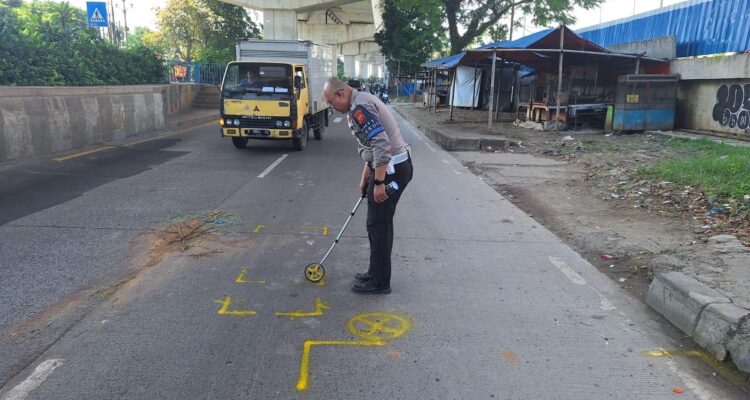 Polisi olah tkp kecelakaan di Jalan Sholeh Iskandar Kota Bogor yang menewaskan satu pengendara
