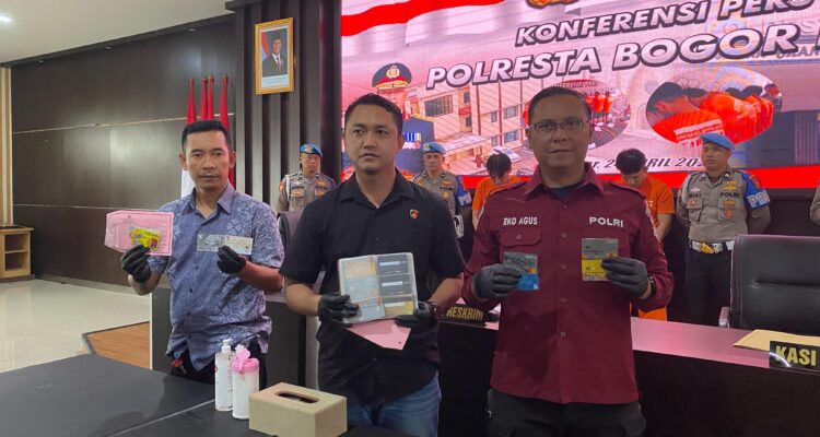 Kepala Satuan Reserse Kriminal, Akp Aji Rizanaldi saat menggelar rilis penipuan dan penggelapang uang di ATM