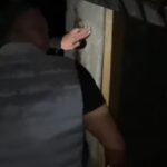 Wakil Wali Kota Bogor Jenal Muttaqin saat menendang pintu hingga jebol gudang warung miras