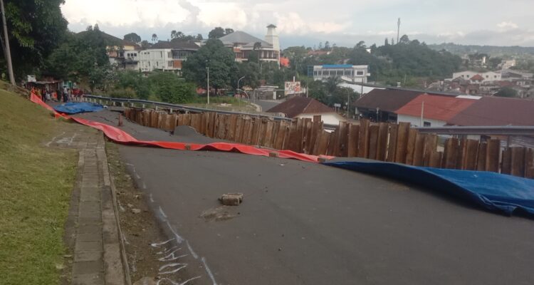 Kondisi longsor di Batu Tulis yang diwacanakan akan menjadi leuweng Batu Tulis (Foto/Adi Wirman)