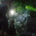 Mobil ringsek setelah tertabrak kereta di Perlintasan Keduk Badak, Kebon Pedes, Kota Bogor pada 19 April 2025 petang