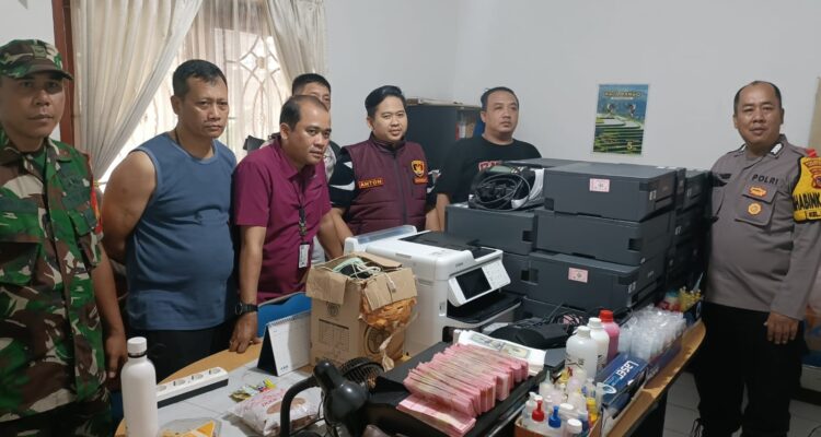 Penggerebekan uang palsu (Istimewa)