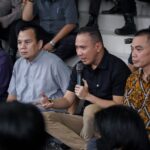 Ketua DPRD Kota Bogor Aditya Warman, Wakil Ketua DPRD Kota Bogor, Rusli Prihatevi, Badan Kehormatan DPRD Kota Bogor. Safrudin Bima, dan Anggota DPRD Kota Bogor, Karnain saat menerima para peserta demontrasi (Dok/Setwan DPRD Kota Bogor)