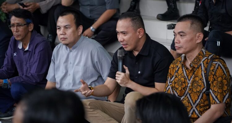 Ketua DPRD Kota Bogor Aditya Warman, Wakil Ketua DPRD Kota Bogor, Rusli Prihatevi, Badan Kehormatan DPRD Kota Bogor. Safrudin Bima, dan Anggota DPRD Kota Bogor, Karnain saat menerima para peserta demontrasi (Dok/Setwan DPRD Kota Bogor)