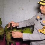 Kapolsek Cileungsi, Kompol Edison saat melihat pengoplosam LPG (Istimewa)