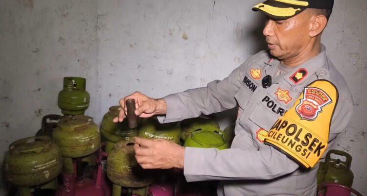 Kapolsek Cileungsi, Kompol Edison saat melihat pengoplosam LPG (Istimewa)