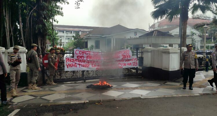 Situasi demontrasi di Balai Kota Bogor oleh AMBB pada Kamis 17 April 2025