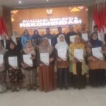 Penyterahaan sertifikat kepada sekolah-sekolah di Kota Bogor oleh KPAID