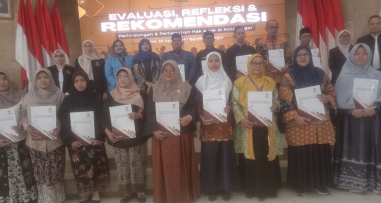 Penyterahaan sertifikat kepada sekolah-sekolah di Kota Bogor oleh KPAID