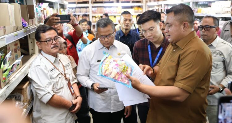 Bupati Bogor, Rudy Susmanto saat sidak pusat pembelanjaan