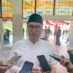 Ketua DPRD Kabupaten Bogor, Sastra Winara saat diwawancari soal ibadah Haji 2025