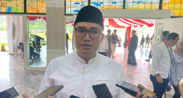 Ketua DPRD Kabupaten Bogor, Sastra Winara saat diwawancari soal ibadah Haji 2025