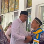 Bupati Bogor, Rudy Susmanto saat menyapa warga yang hendak berangkat ibadah haji
