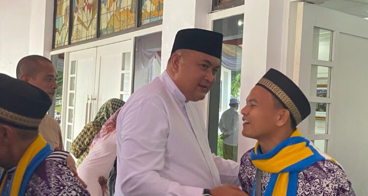 Bupati Bogor, Rudy Susmanto saat menyapa warga yang hendak berangkat ibadah haji