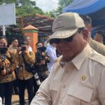 Presiden Prabowo Subianto menyapa warga saat berkunjung ke sekolah SDN Cimahpar 5 Kota Bogor