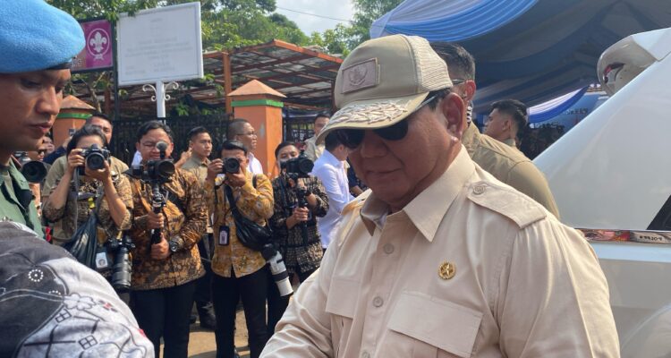 Presiden Prabowo Subianto menyapa warga saat berkunjung ke sekolah SDN Cimahpar 5 Kota Bogor
