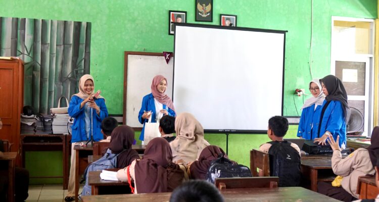 Mahasiswa Program Studi Ilmu Komunikasi Universitas Bina Sarana Informatika (UBSI) melaksanakan kegiatan Pengabdian kepada Masyarakat (PkM) di SDN Leuwinutug 03, Kabupaten Bogor.