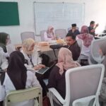 Dinkes Kota Bogor saat memeriksa sampel makanan yang duga jadi biang dugaan keracunan makanan