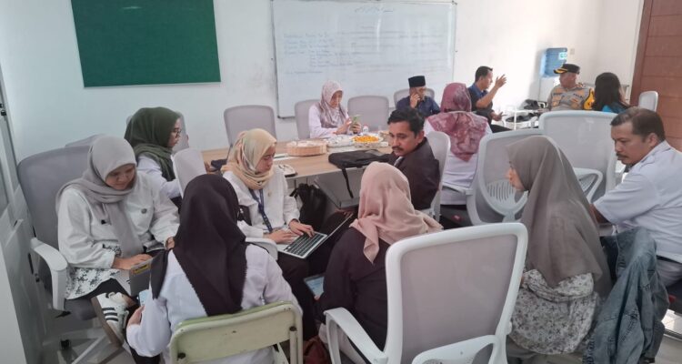 Dinkes Kota Bogor saat memeriksa sampel makanan yang duga jadi biang dugaan keracunan makanan