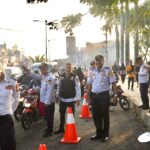 Suasana anggota Dishub menertibkan parkir liar di kawasan Cibinong dan Citeureup