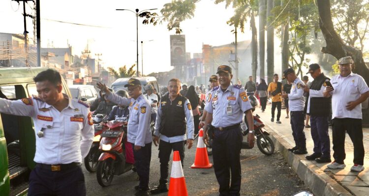 Suasana anggota Dishub menertibkan parkir liar di kawasan Cibinong dan Citeureup