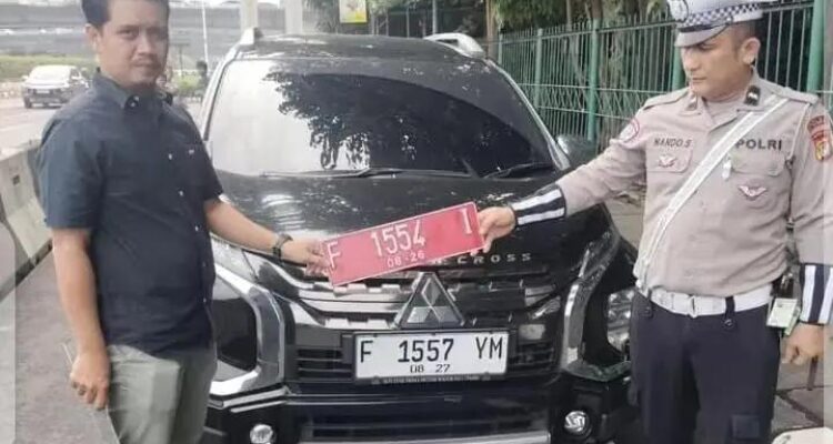 mobil dinas milik Pemerintah Kabupaten (Pemkab) Bogor terjaring razia lalu lintas di kawasan Jakarta Timur setelah kedapatan menggunakan pelat nomor palsu