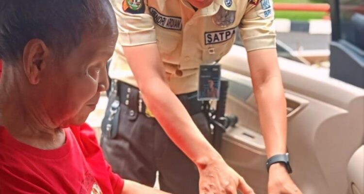 Security Bank BRI saat memberikan pelayanan ke nasabah