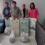 karyawan BRI Cabang Kramat Jati memberikan bantuan kepada karyawan yang terdampak banjir