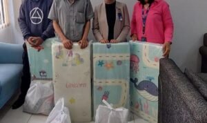 karyawan BRI Cabang Kramat Jati memberikan bantuan kepada karyawan yang terdampak banjir karyawan BRI Cabang Kramat Jati memberikan bantuan kepada karyawan yang terdampak banjir