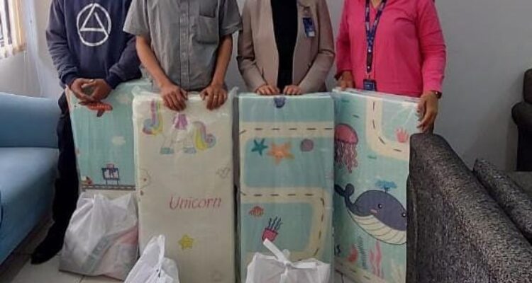 karyawan BRI Cabang Kramat Jati memberikan bantuan kepada karyawan yang terdampak banjir